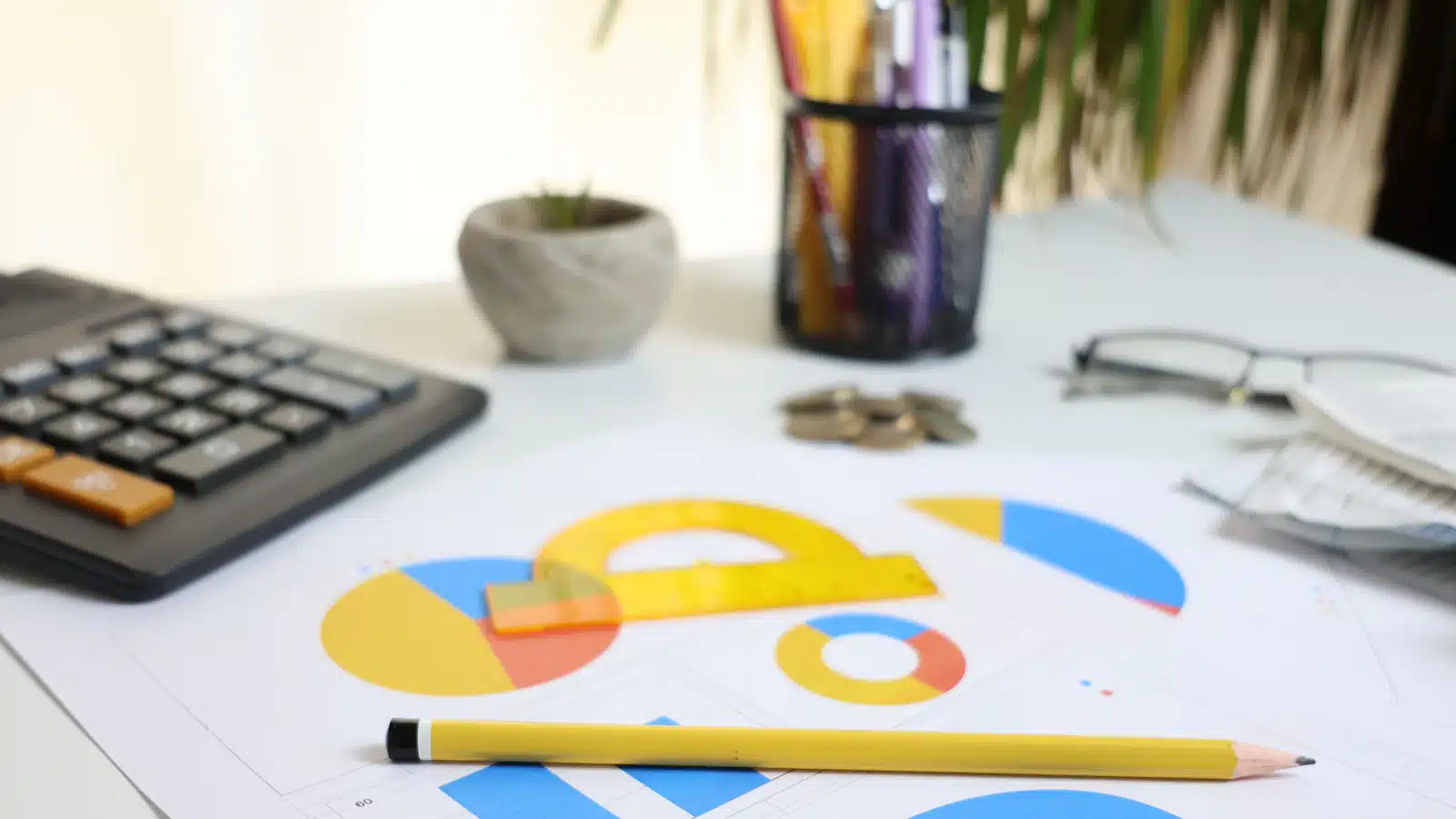 Calculatrice et graphiques sur un bureau pour calculer le coût d'un recrutement